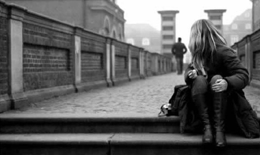 pareja tras una discusión, ambos distantes