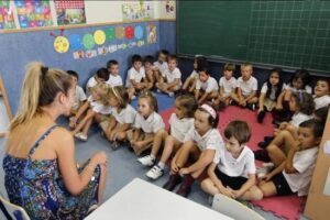 maestra dando una clase a niños de educación emocional