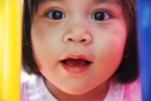 niña mirando con cara sorprendida