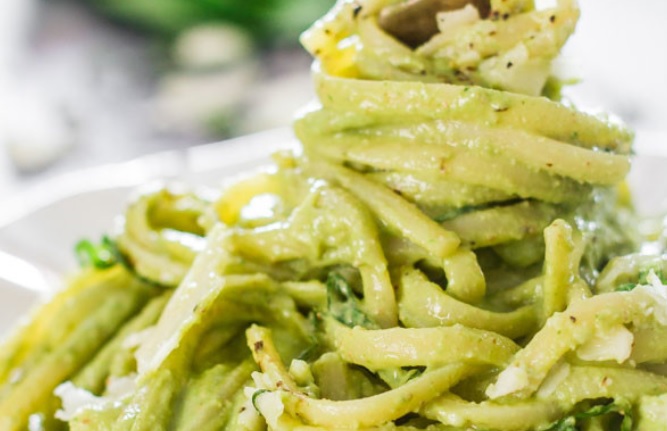 Tallarines con crema de espinacas y aguacate