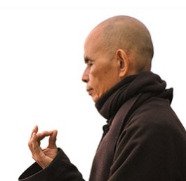 Thich Nhat Hanh meditando con una mano en mudra