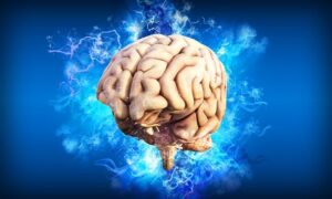 cerebro suspendido en el aire con alrededor electricidad