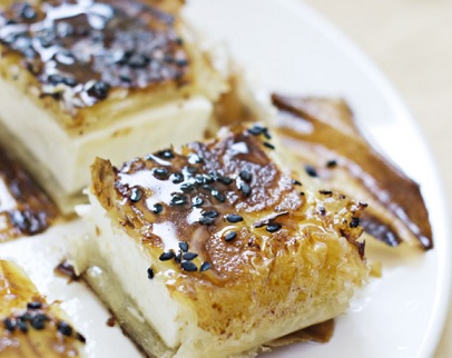 wonton de pasta filo con miel y semillas de amapola