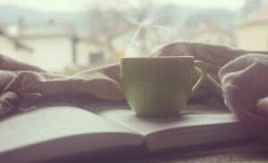 taza de café humeante por encima de un libro