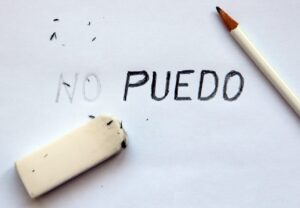 goma que ha cancelado un 'no' delante de la palabra escrita 'puedo'