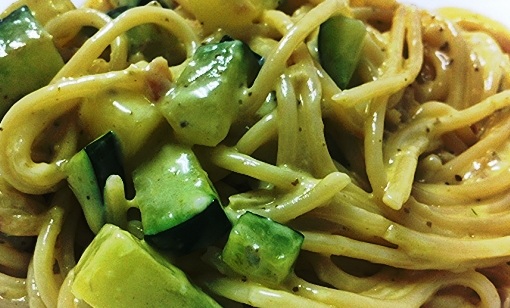espaguetis con calabacín troceado