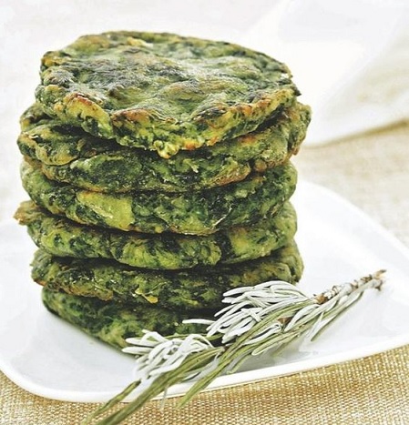 pila de hamburguesas de espinacas