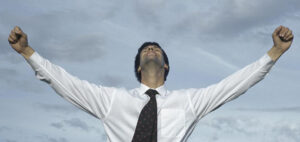 hombre con brazos abiertos y puños cerrados con actitud triunfadora