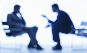 coach y coachee durante una sesión, se ven desenfocados