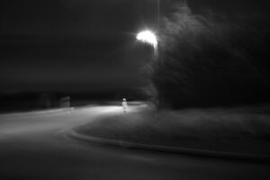 niña sola caminando por la calle de noche - blanco y negro