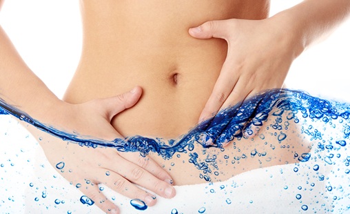 manos alrededor ombligo con agua en movimiento debajo indicando limpieza