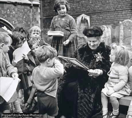 Maria Montessori leyendo libro a los niños