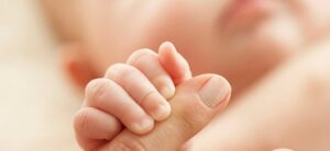apego-bebé-aprieta dedo madre
