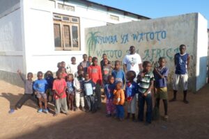 foto de grupo de los niños del proyecto watoto