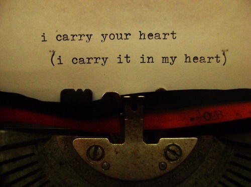 maquina de escribir con papel y escrita i carry your heart (i carry it in my heart)