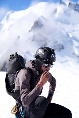 kilian jornet pensativo en la montaña