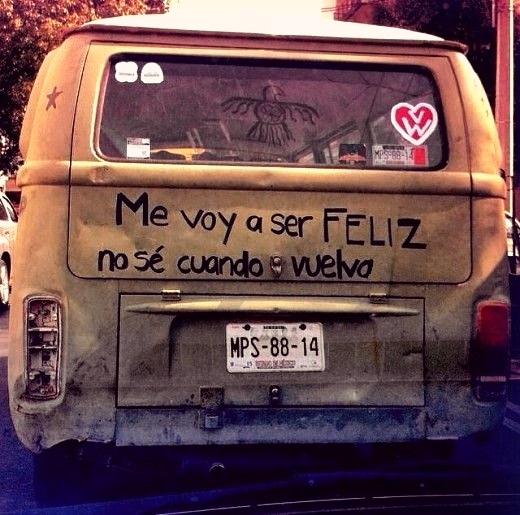 furgoneta vieja con escrita detrás 'me voy a ser feliz, no sé cuando vuelvo'
