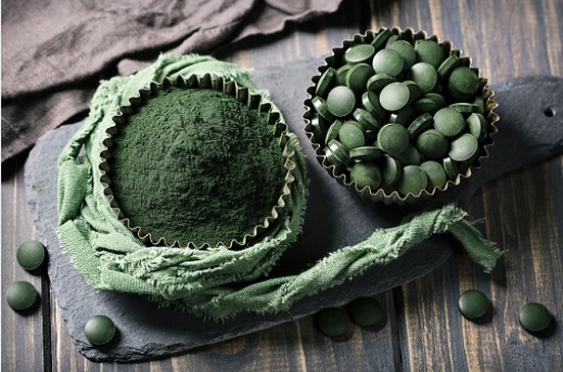 espirulina en polvo y en pastillas