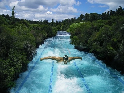 imagen de fantasía carril de piscina en un bosque, hombre nadando