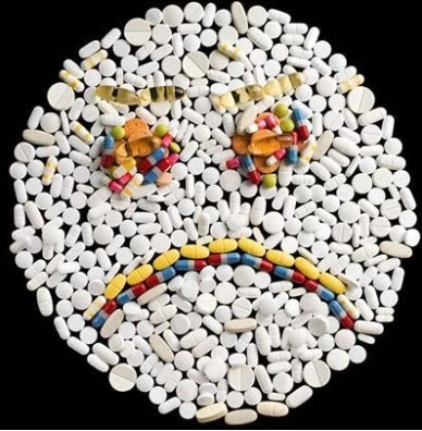 cara triste hecha con pastillas - ibuprofeno y paracetamol naturales