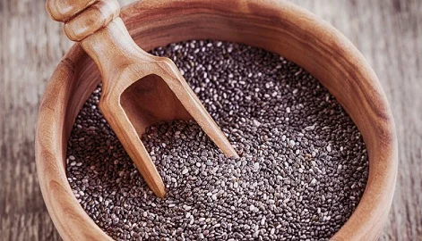 semillas de chia en cuenco de madera