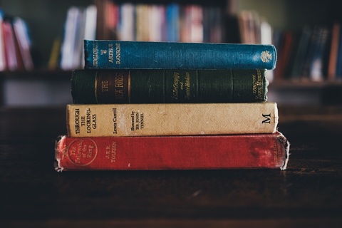 libros apilados sobre una mesa
