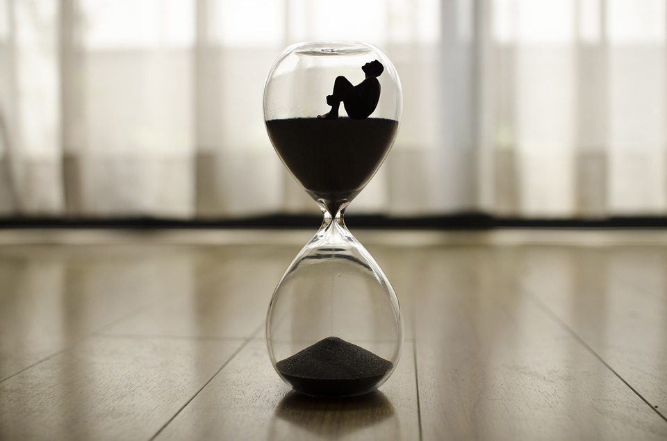 reloj de arena con hombre dentro