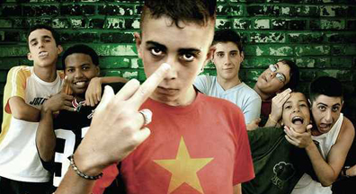 grupo de adolescentes rebeldes, uno haciendo la peineta