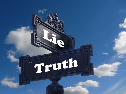 carteles cruzados con escrito truth y lie