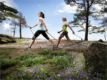 Nordic walking-mujeres practicando al aire libre
