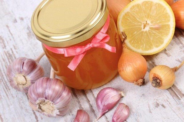 tarrina de miel hecho con ajo y cebolla