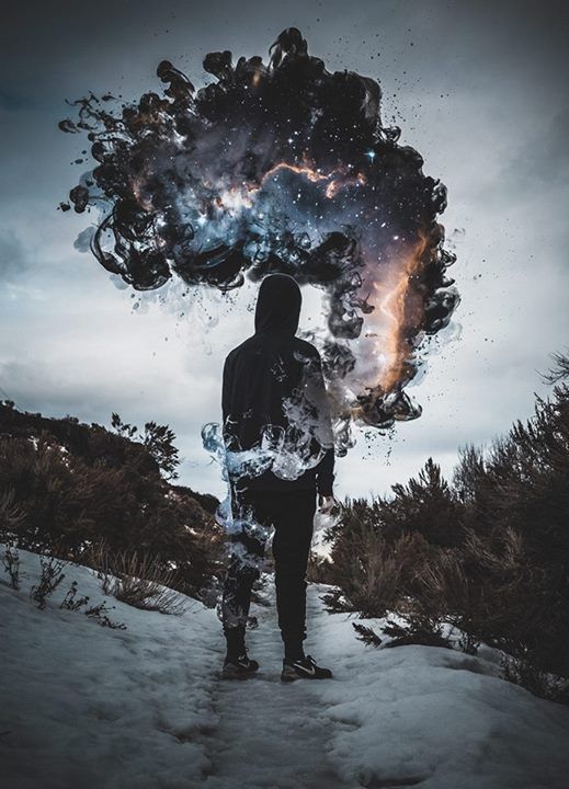 hombre de espalda con humo raro que le rodea