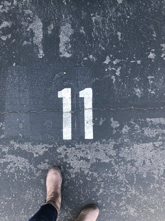 numero 11 dibujado en el suelo, por la calle