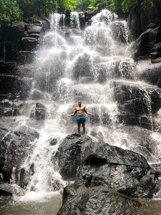 hombre en una cascada en las rocas