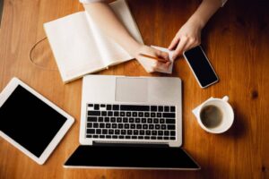 curso online-laptop, Tablet, móvil, café