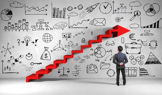 hombre delante pared con símbolos de objetivos