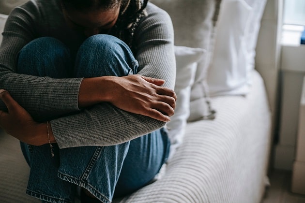 mujer encogida con ansiedad