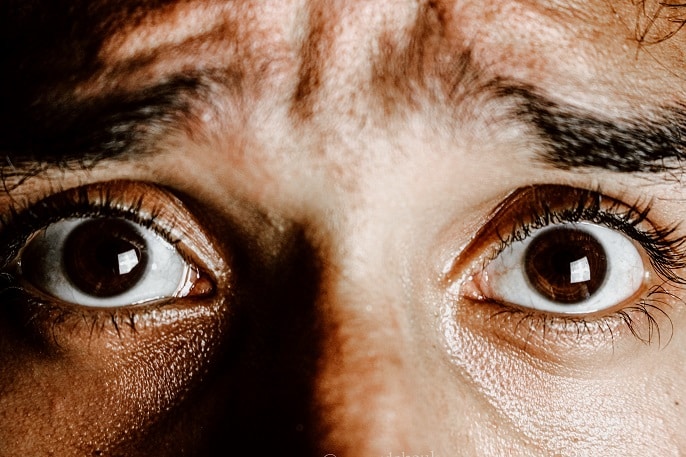 ojos de hombre asustado con ansiedad