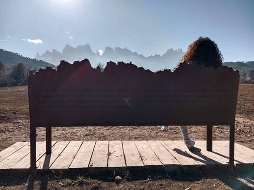 banco enfrente montaña Montserrat y con respaldo en forma de las crestas de la montaña