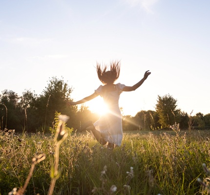 chica feliz saltando en la naturaleza