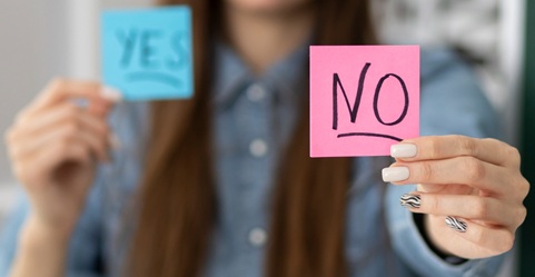 hay cosas que no se negocian. mujer sujetando post it con un NO delante y con un SI más atrás