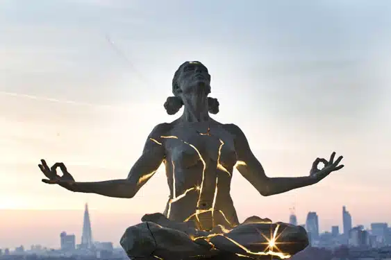 estatura de piedra en posición meditativa con luces internas
