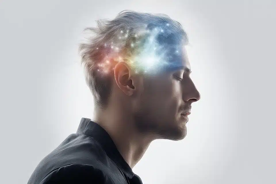 hombre con energía moviéndose en su cerebro
