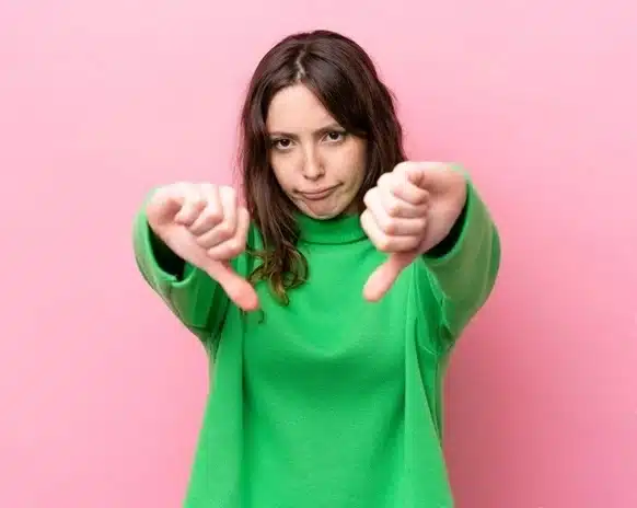 como.solucionar.sesgo.negatividad.chica.pulgares.abajo.Sanate.info