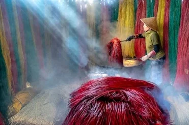 preparar-incienso-artesanal.foto-mujer-asiatica-preparando-incienso_