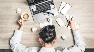 mujer-estresada-con-ansiedad-y-agotamiento-.webp